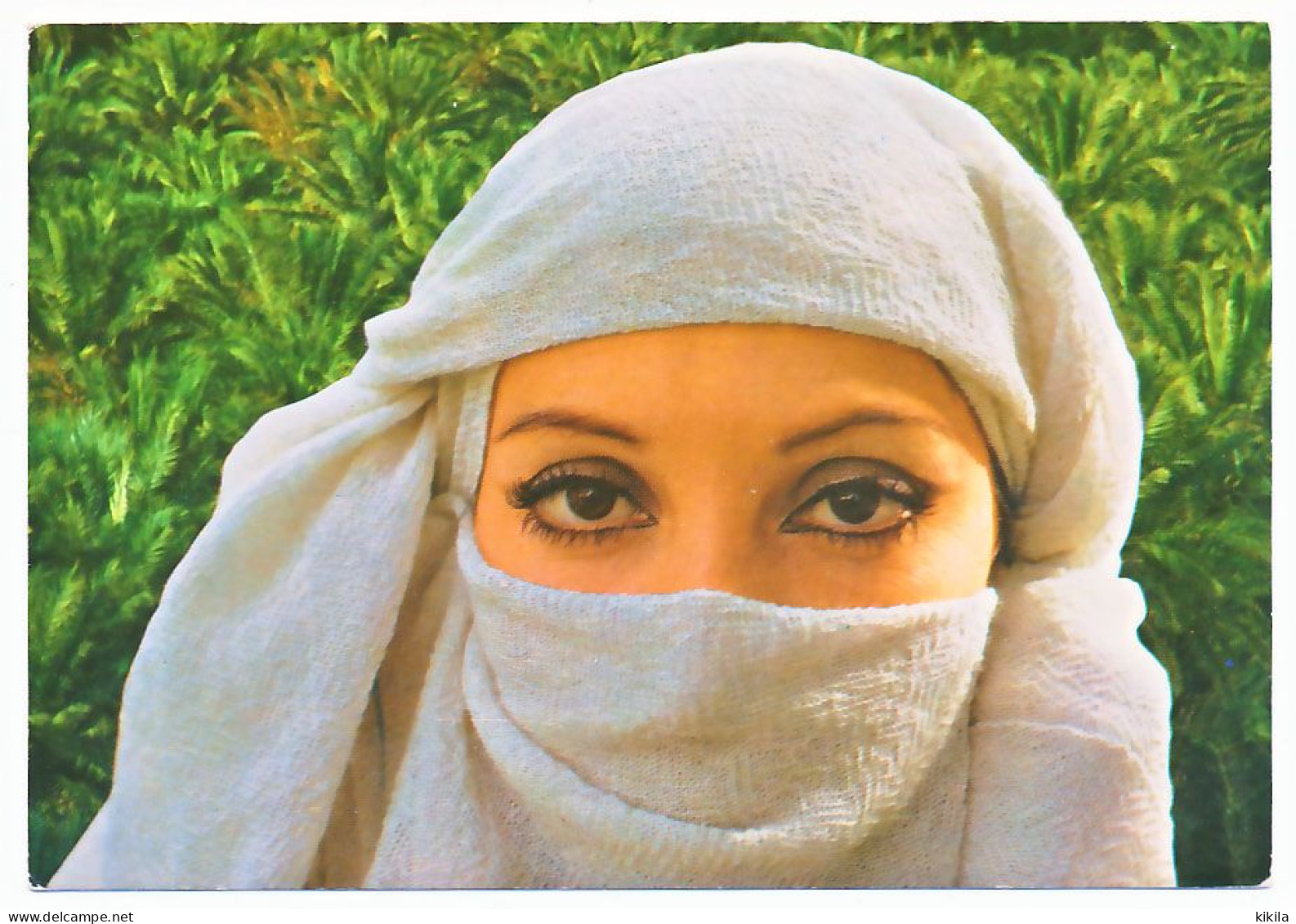 CPSM 10.5 X 15   Regard De Tunisie  Jeune Femme Maquillée Voilée - Tunisie