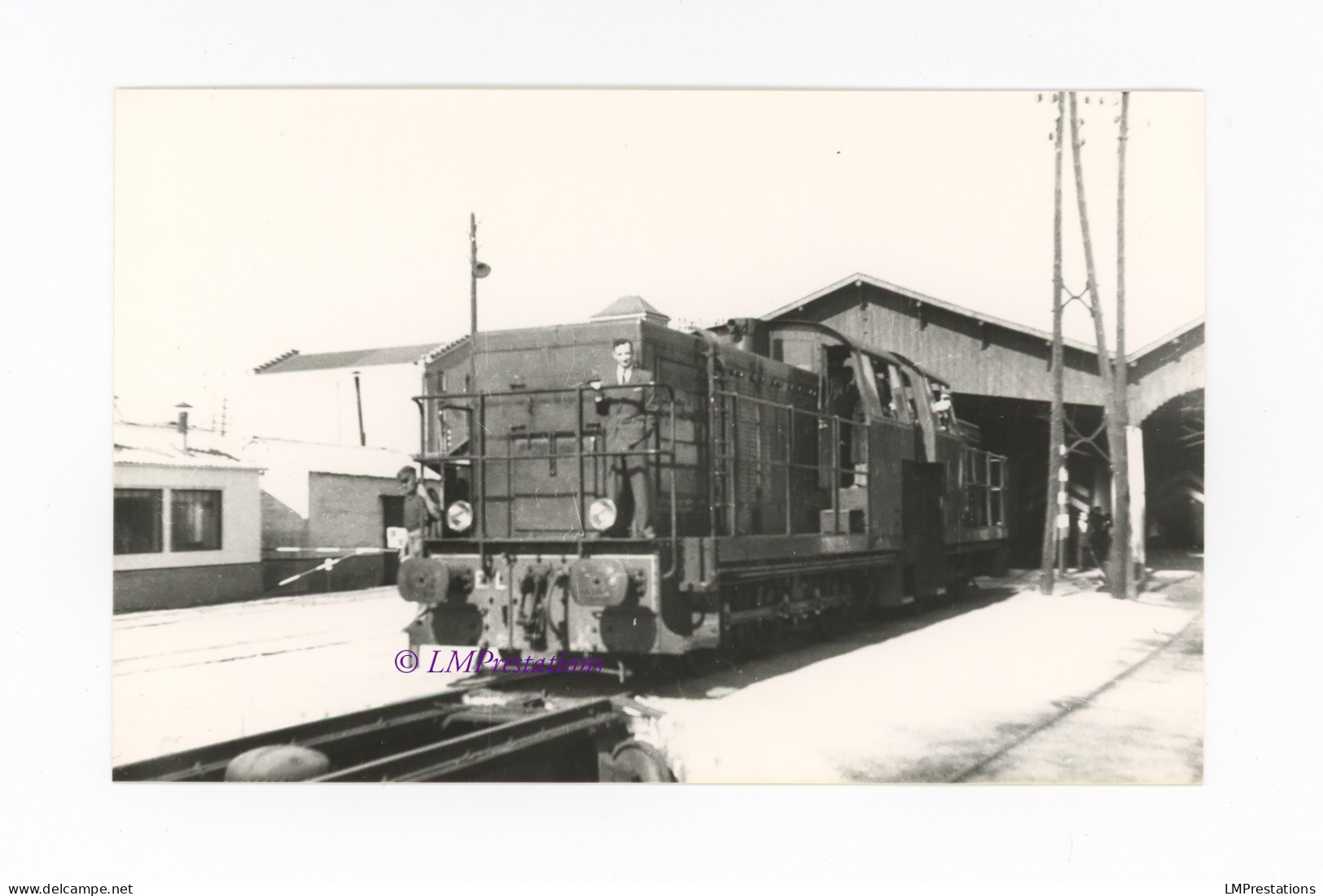 Photo Locotracteurs Est De Lyon Homme Cravate Dépôt Atelier Rhône 69 France Locomotive Train Gare Chemin Chemins Fer VNS - Trenes