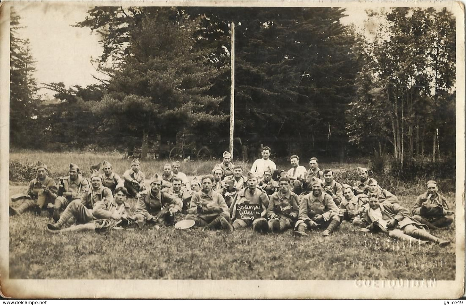 5783 Photo Carte Camp De Coetquidan Soldat Portant Ardoise "Section Du Litre De Pinard" - Cachet à Sec Photo Gabriel - Regiments