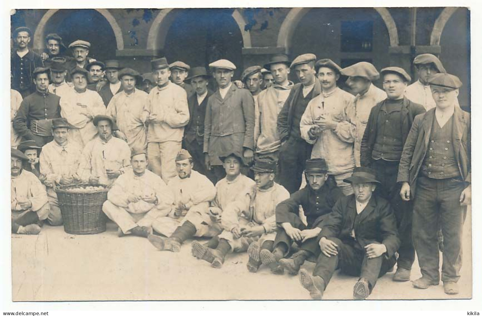 CPA Carte Photo D'un Groupe Soldats Corvée De Patates Et Nouveaux Incorporés Encore En Civil Guerre 1914-1918 - Guerre 1914-18