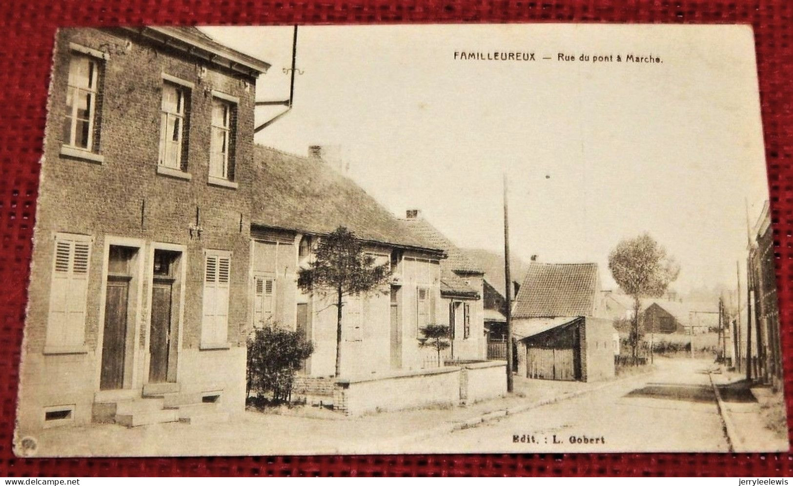 FAMILLEUREUX  - Rue Du Pont à Marche - Seneffe