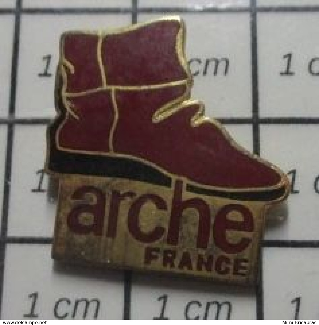 3417 Pin's Pins / Beau Et Rare / MARQUES / ARCHE FRANCE BOTTINE ROUGE Mais Surtout Chaussures Moches ! - Markennamen