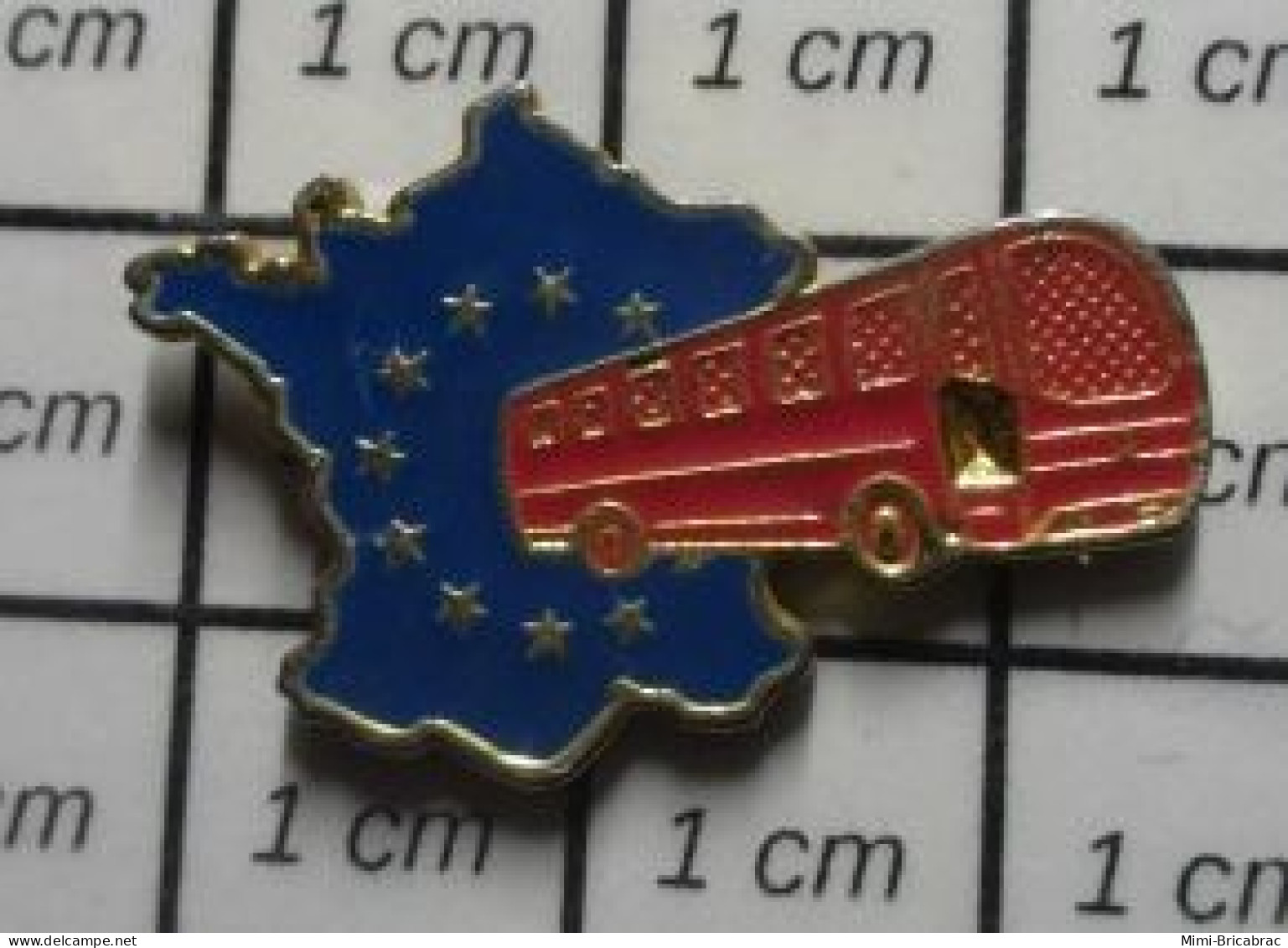 3417 Pin's Pins / Beau Et Rare / TRANSPORTS / FRANCE HEXAGONE BLEU AUTOCAR ROUGE - Transportes