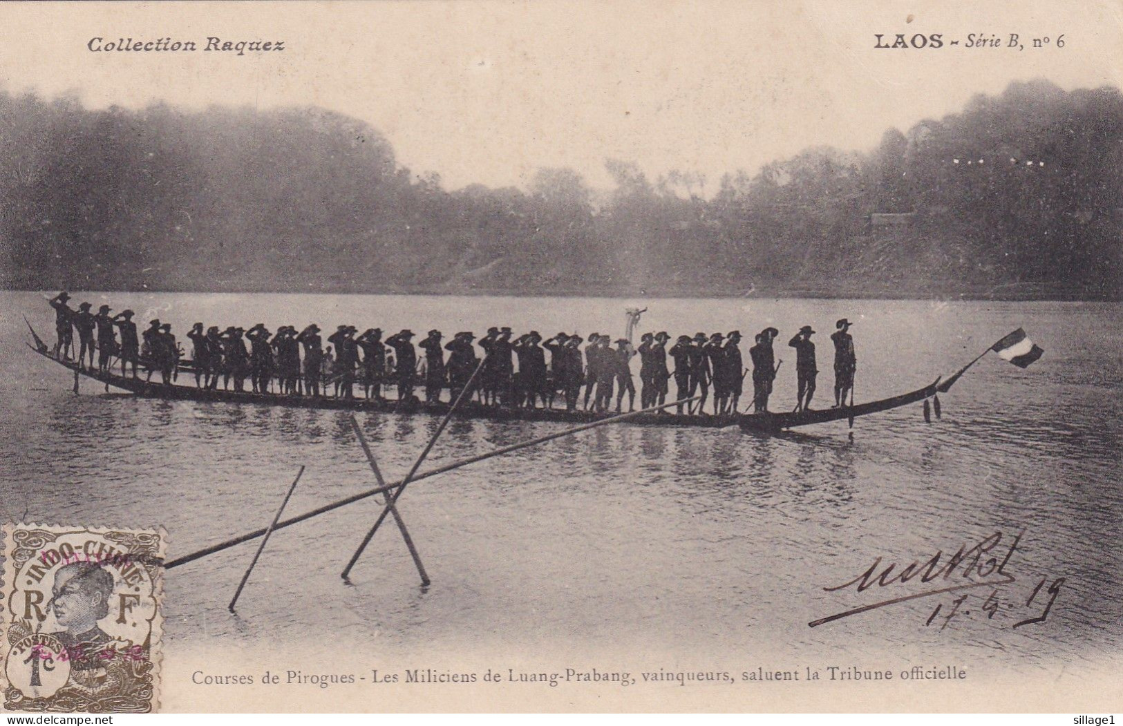 LAOS Course De Pirogues - Les Miliciens De Luang-Prabang, Vainqueurs, Saluent La Tribune Officielle Collections Raques - Laos