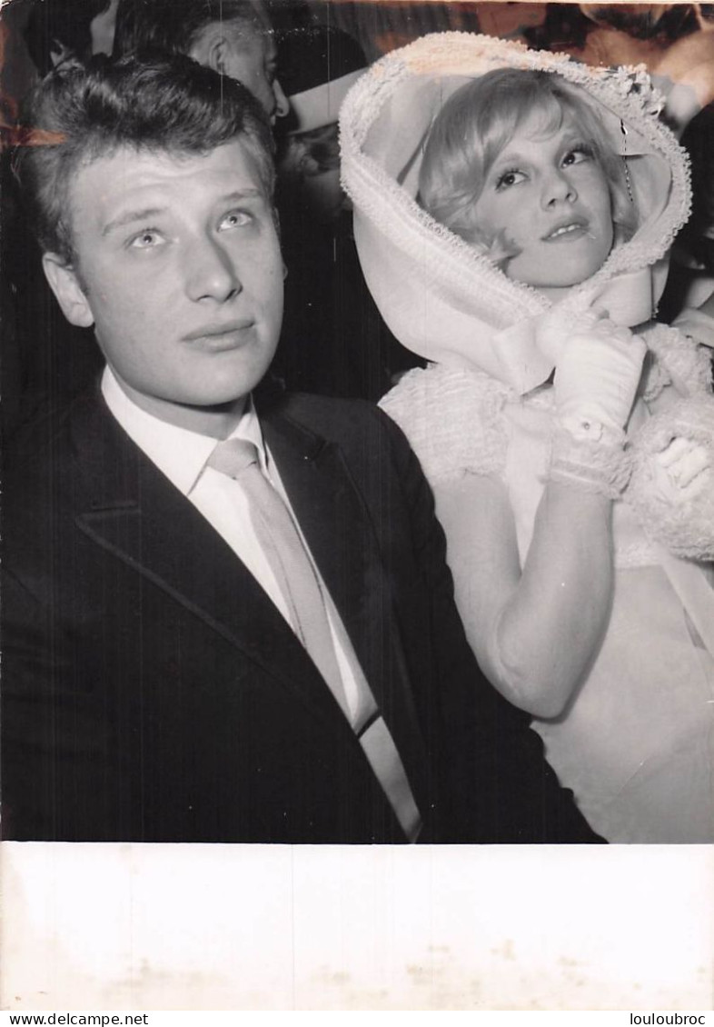 JOHNNY HALLYDAY 1965 MARIAGE AVEC SYLVIE VARTAN MAIRIE DE LOCONVILLE  PHOTO DE PRESSE ORIGINALE 18X13CM - Beroemde Personen