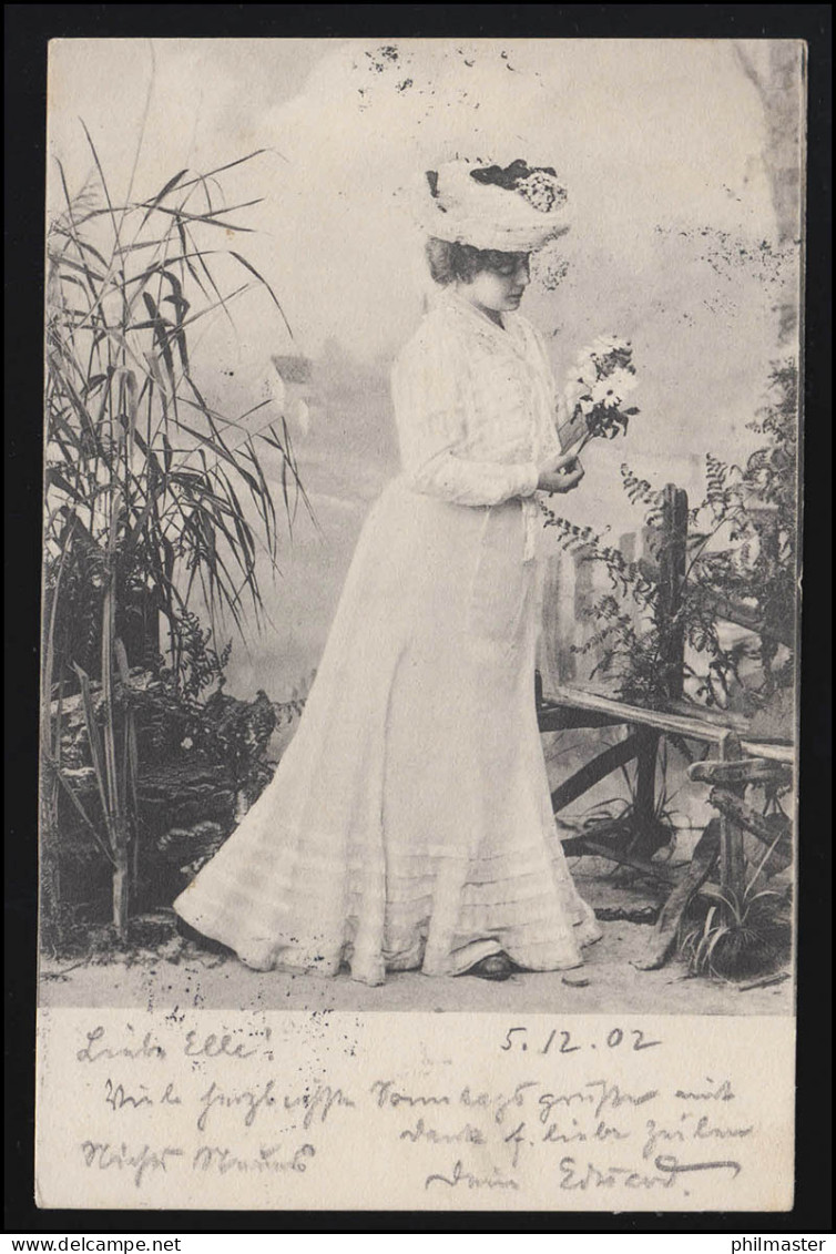 Frauen Foto AK Dame In Langem Kleid Am Feldrand Mit Blumen ZERBST 6.12.1902 - Mode