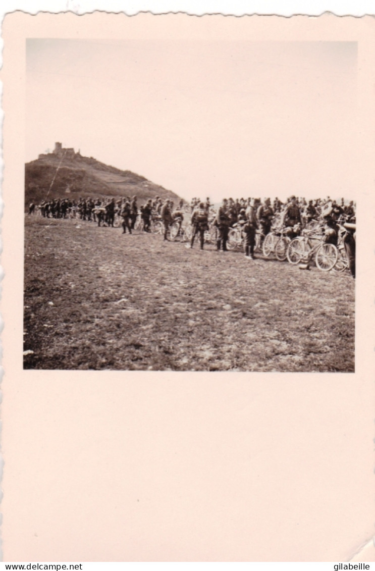 Photo Originale - 1941 - Guerre 1939/45  - Invasion De La Yougoslavie - Soldats Allemands En Vélo - Guerre, Militaire