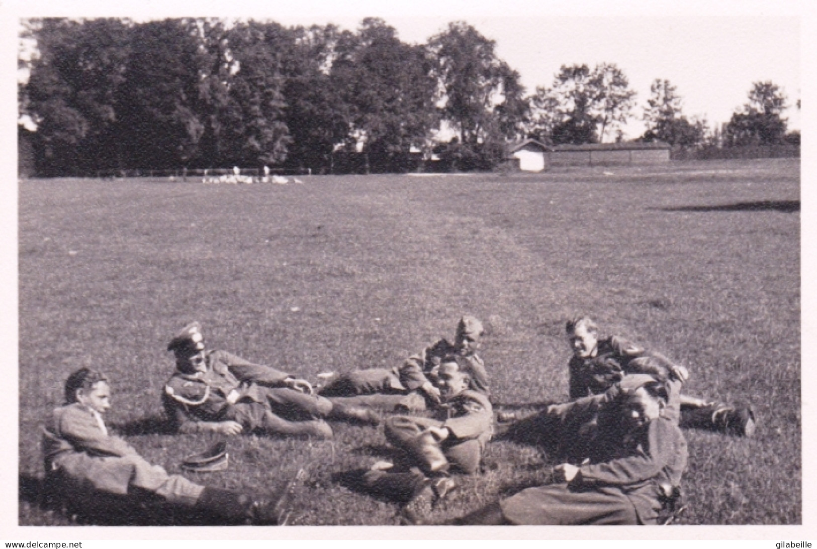 Photo Originale - 1941 - Guerre 1939/45  - Invasion De La Yougoslavie - Groupe Soldats Allemands Au Repos - Guerra, Militari