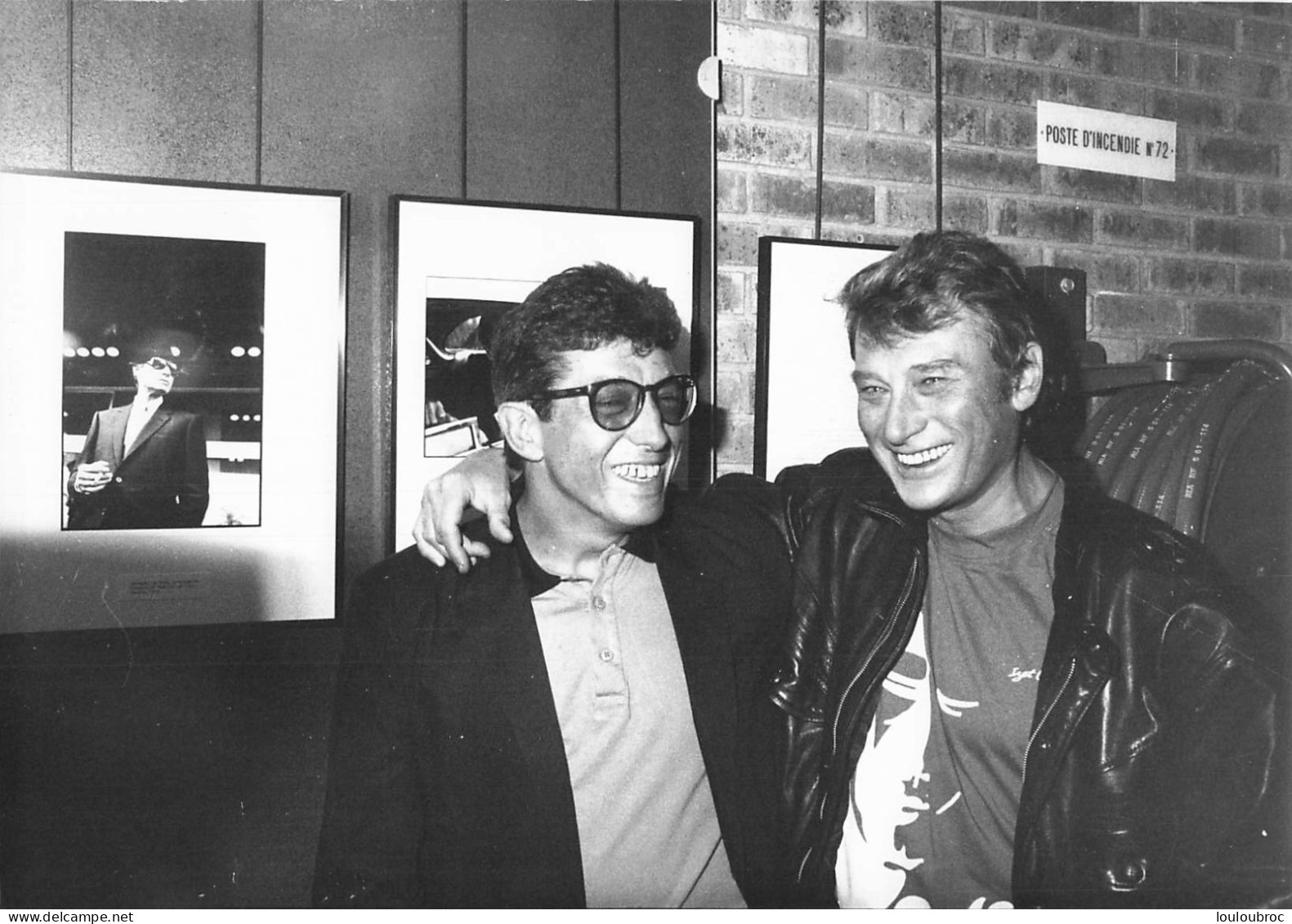 JOHNNY HALLYDAY 1988 FNAC DES HALLES AVEC TONY FRANCK POUR EXPOSITION DE PHOTOS PHOTO DE PRESSE ORIGINALE 21X15CM - Famous People