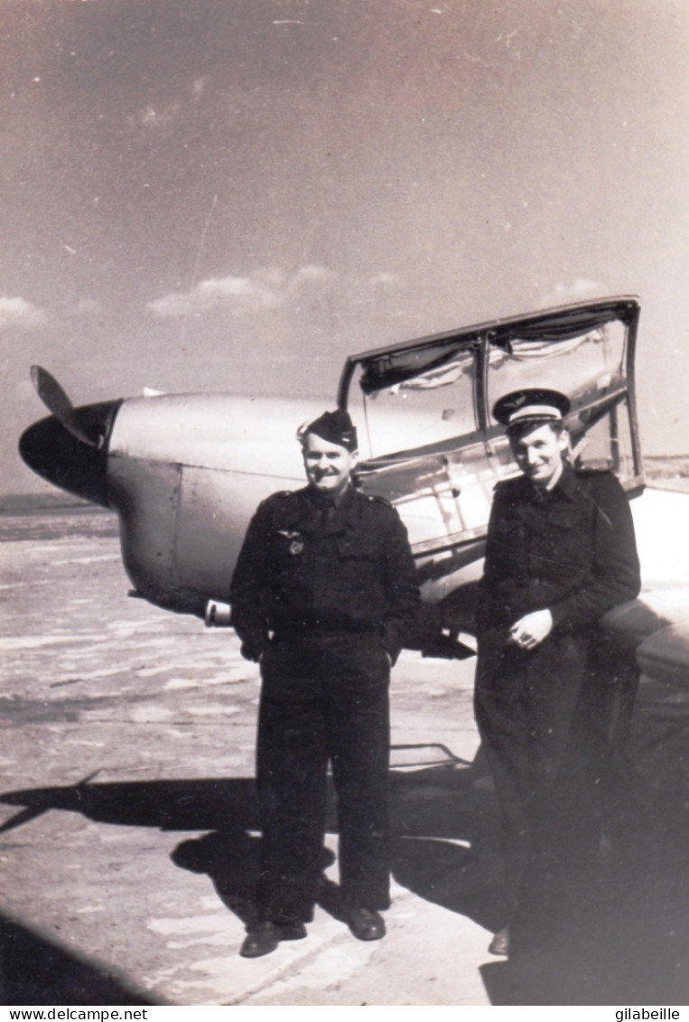 Photo Originale - Aviation - Escadrille "les Cigognes " A L Entretien Des Avions - La Pose  - 1947 - Base Rochefort - Aviazione