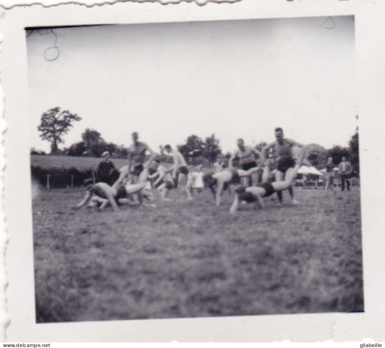 Petite Photo Originale - 1941 - Guerre 1939/45 - Schubkarrenrennen - Soldats Allemands - Course A La Brouette - Guerre, Militaire