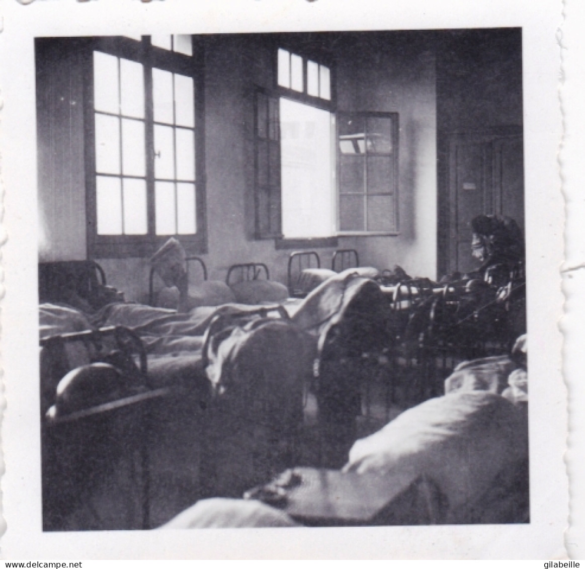 Petite Photo Originale - 1941 - Guerre 1939/45 -schlafsaal In LA ROCHE - Dortoir A LA ROCHE - Guerra, Militari