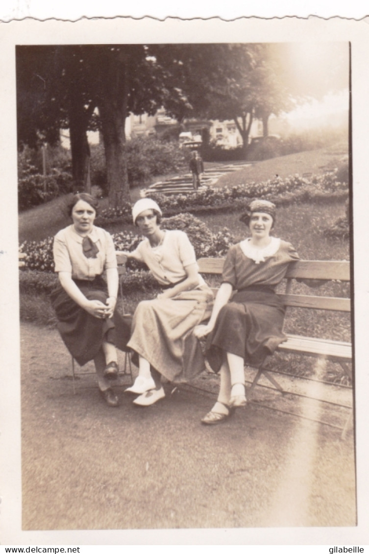 Photo Originale -  Aout 1936 - CHATEL GUYON ( Puy De Dome ) 3 Jeunes Femmes Dans Le Parc De L'etablissement Thermal - Lugares