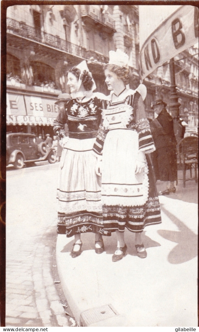 Photo Originale -  Mai 1937  - RENNES - Deux Bretonnes Au Coin De La Rue - Lugares