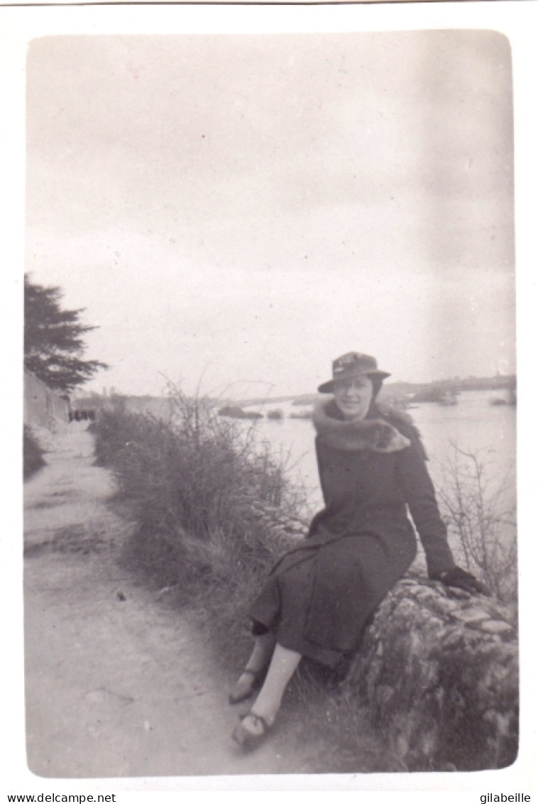 Photo Originale -  Mars1937  - BEAUGENCY - Jeune Femme Sur Les Bords De Loire - Lugares