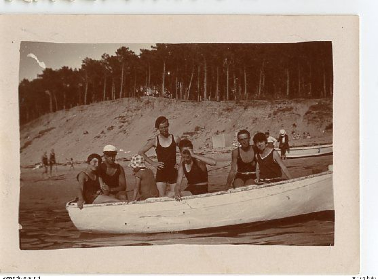 Snapshot Barque Bateau Femme Homme Maillot De Bain 20s 30s Superbe Famille Vacances Iconique Sepia - Anonymous Persons