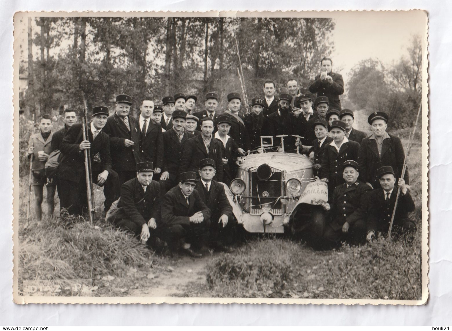 PHOTO  18 X 12  EN DORDOGNE CONCOURS DE PECHE P T T  TOUS HABILLES EN TENUE PHOTOGRAPHE DIAZ  PERIGUEUX VOIR VERSO - Autres & Non Classés