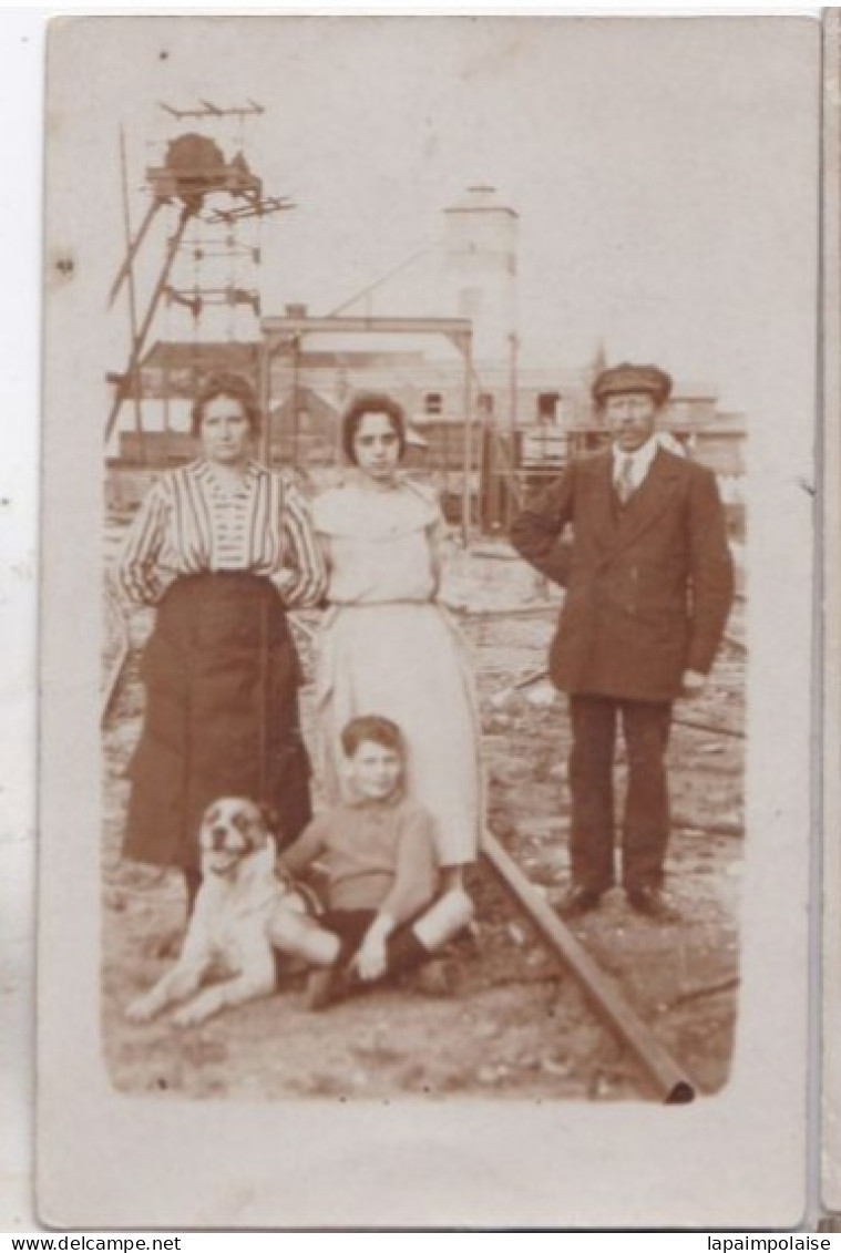 Carte Photo  1921 Pas De Calais Courrières Mines Mineurs Famille De Mineur Devant Fosse N° 8  Réf 29881 - Profesiones