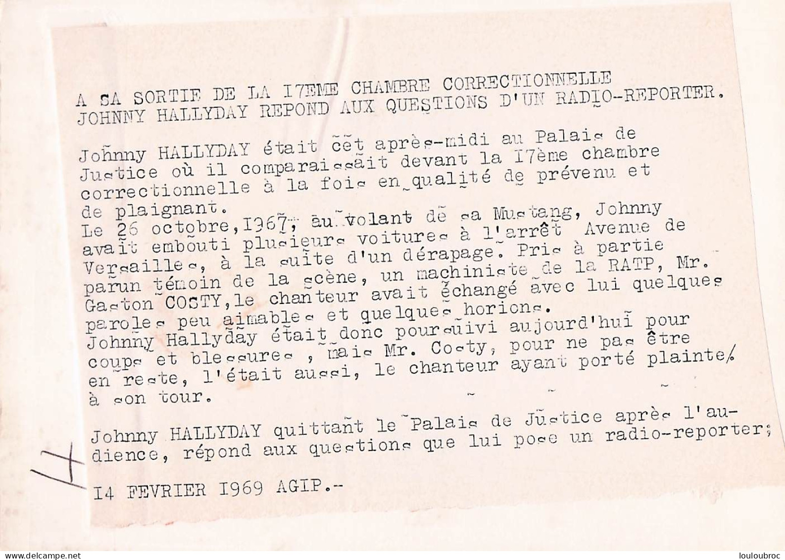 JOHNNY HALLYDAY 1969 PREVENU ET PLAIGNANT APRES ACCROCHAGE AVEC SA MUSTANG  PHOTO DE PRESSE ORIGINALE 17X12CM - Personalidades Famosas