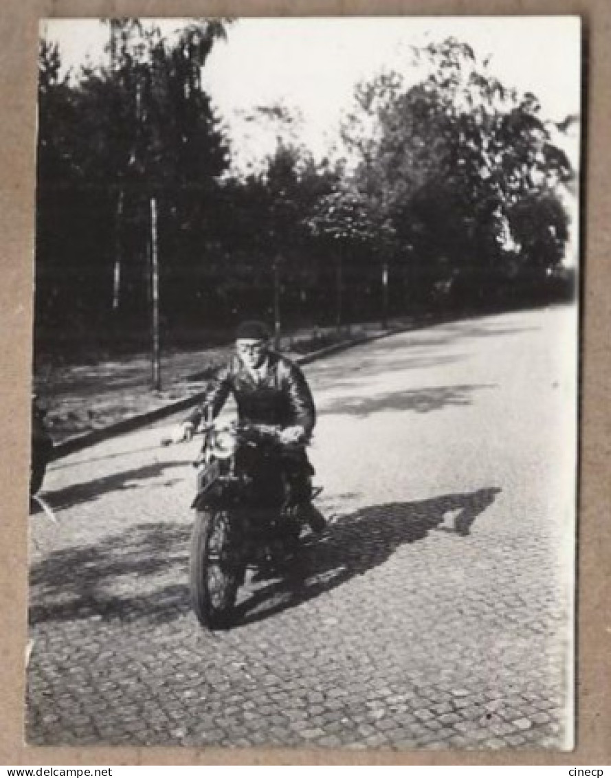 PHOTOGRAPHIE ALLEMAGNE - MOTOCYCLETTE - MOTO TB PLAN De Face Avec Pilote 1928 - MARQUE AJS A.J.S. - Motos