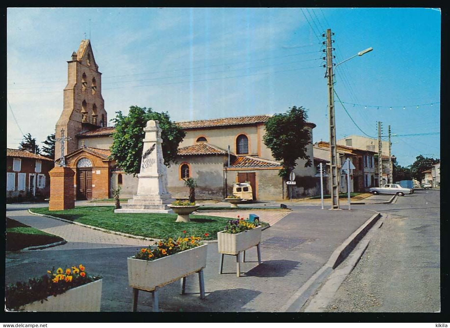 CPSM / CPM 10.5 X 15 Haute Garonne FROUZINS L'église Et Le Monument Aux Morts - Andere & Zonder Classificatie