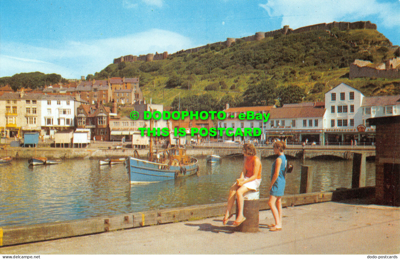 R526349 Sandside And The Castle From Harbour. Scarborough. Yorkshire. Dixon Lotu - Monde