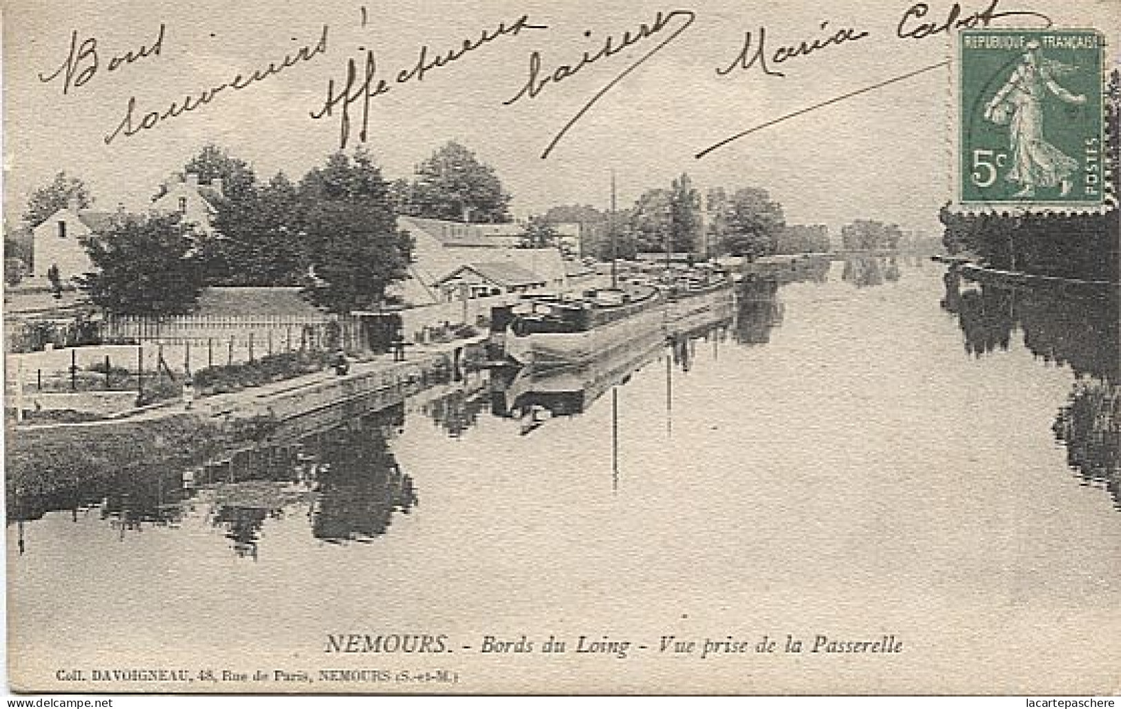 X123793 SEINE ET MARNE NEMOURS BORDS DU LOING VUE PRISE DE LA PASSERELLE PENICHES PENICHE BATELLERIE PRECURSEUR - Nemours