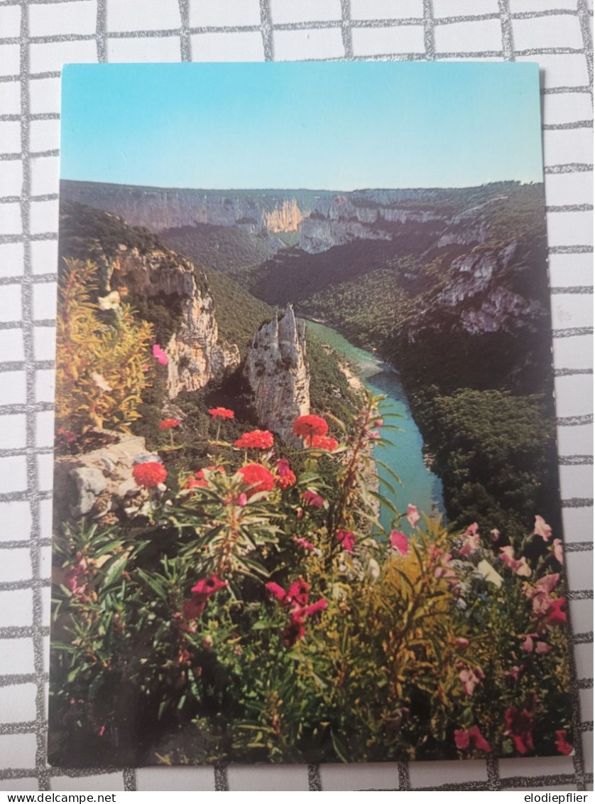 Les Gorges De L'ardèche. Vue Du Belvedere De La Madeleine . 5187 - Otros & Sin Clasificación