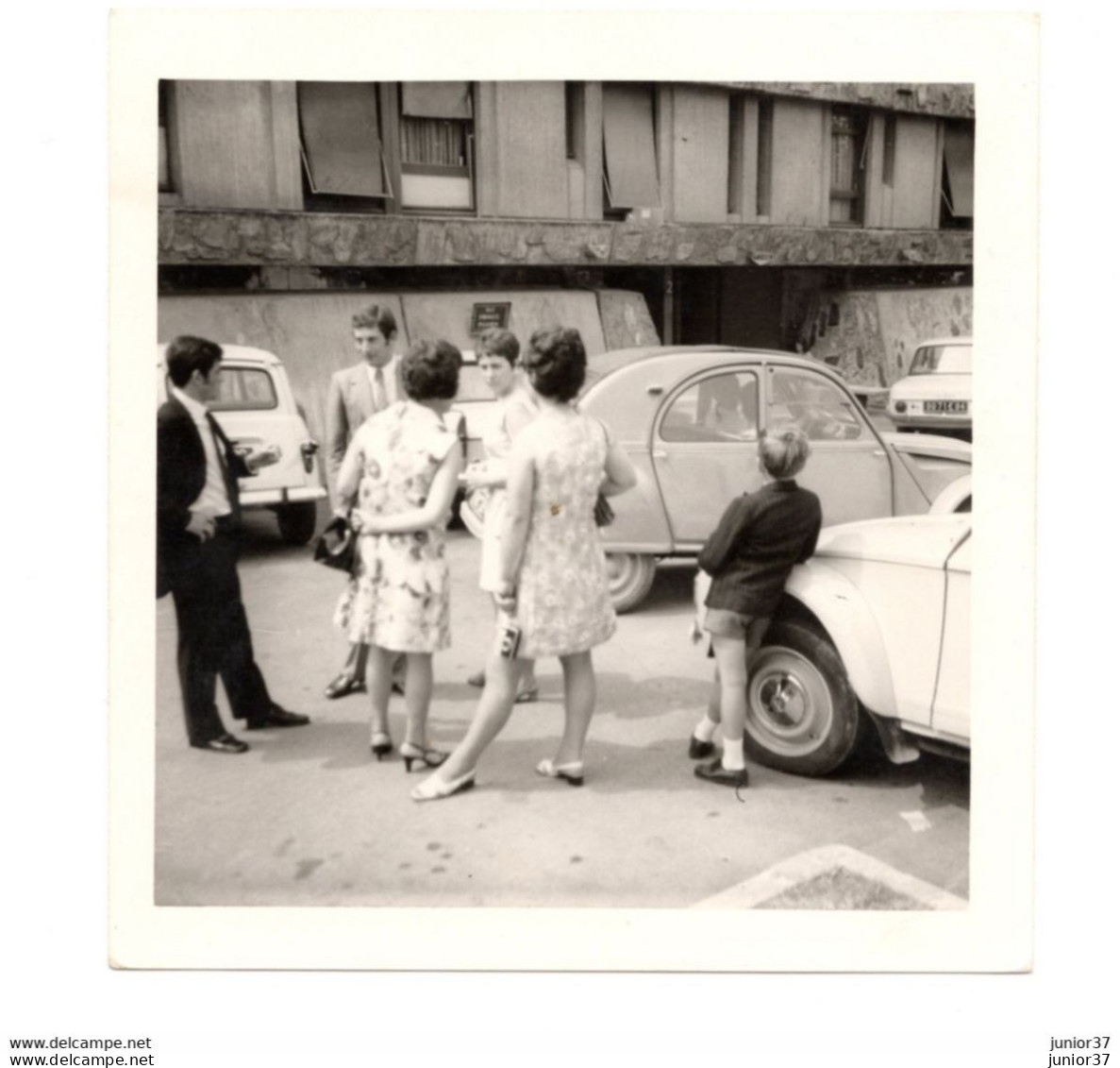 2 Photos Avec Des  Citröen 2 Cv (une Charleston ) Voiture Alfa Romeo - Auto's