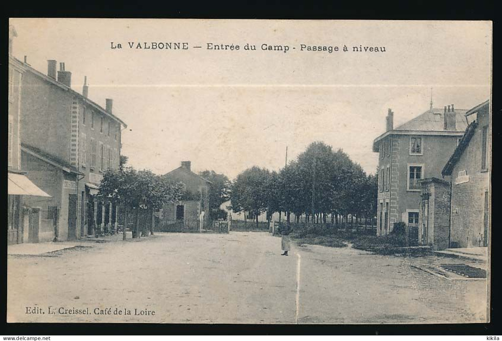 CPA 9 X 14 Ain LA VALBONNE Entrée Du Camp Passage à Niveau  Hôtel (des 2 Côtés) écurie Et Remise - Zonder Classificatie