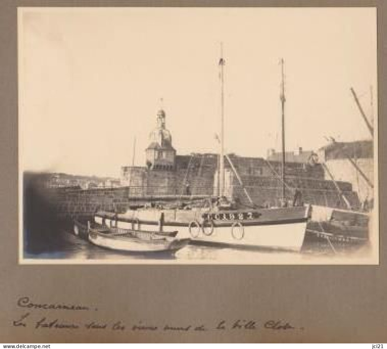 2 PHOTOS ORIGINALES " CONCARNEAU Bateaux Sous La Ville Close Et Vieux Bâtiments " Fin Des Années 1920 _ PHOT095A ET B - Lugares