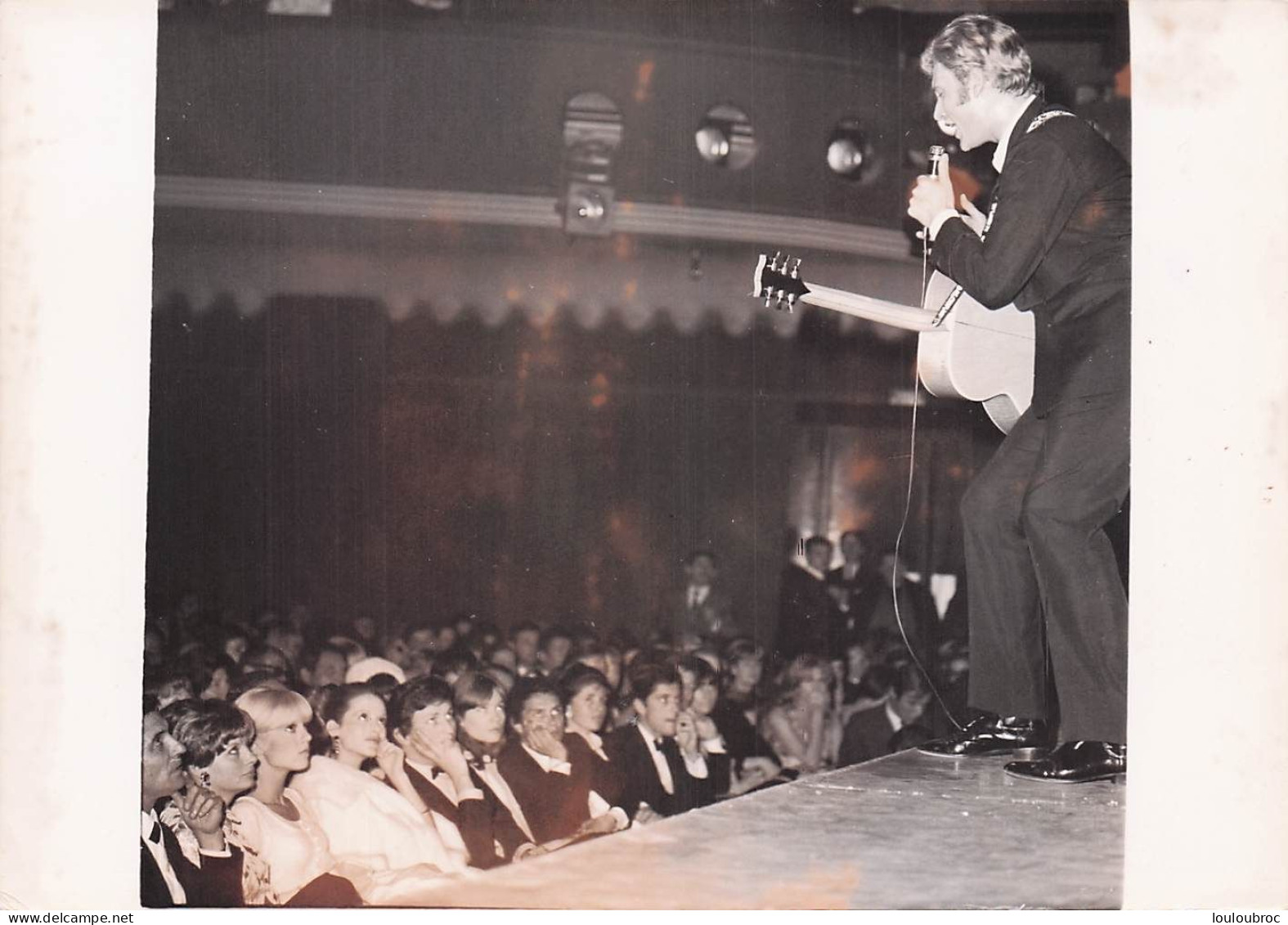 JOHNNY HALLYDAY 1965 OLYMPIA AU 1er  RANG BECAUD HARDY VARTAN ET DISTEL  PHOTO DE PRESSE ORIGINALE 18X13CM - Beroemde Personen