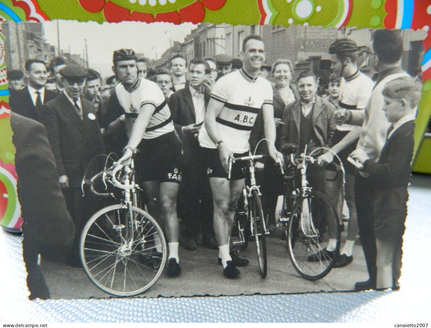 CYCLISME+ MONS : PHOTO 9X13 DEPART D'UNE COURSE EN BELGIQUE L'EQUIPE A.B.C AVEC RIK VAN STEENBERGEN-LEMOINE PHOTO - Cycling