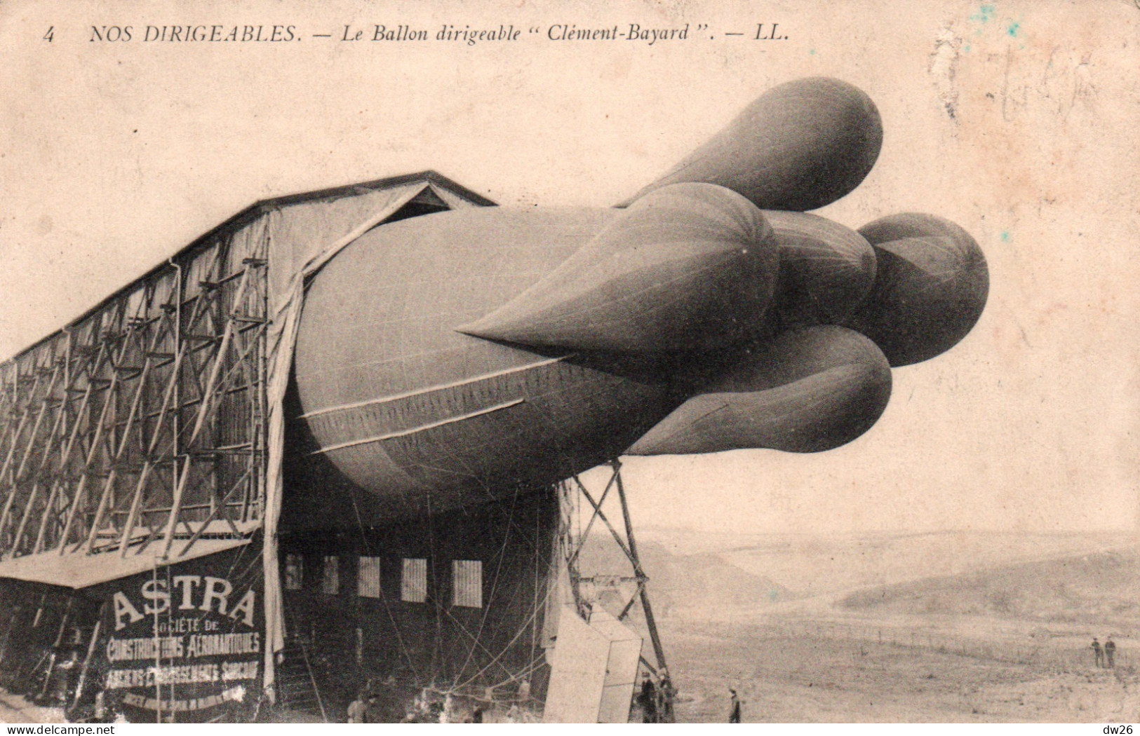 Nos Dirigeables: Le Ballon Dirigeable Clément-Bayard Sortant Du Hangar (Construction Société Astra) Carte LL N° 4 - Airships