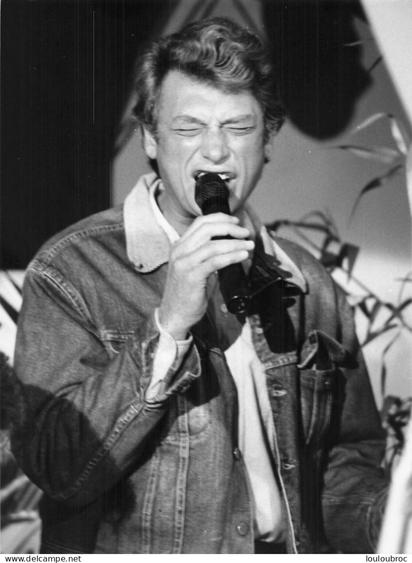 JOHNNY HALLYDAY 1984 ZENITH ICI A L'EMISSION STUDIO 1 DE MICHEL DRUCKER  PHOTO DE PRESSE ORIGINALE 24X18CM - Beroemde Personen