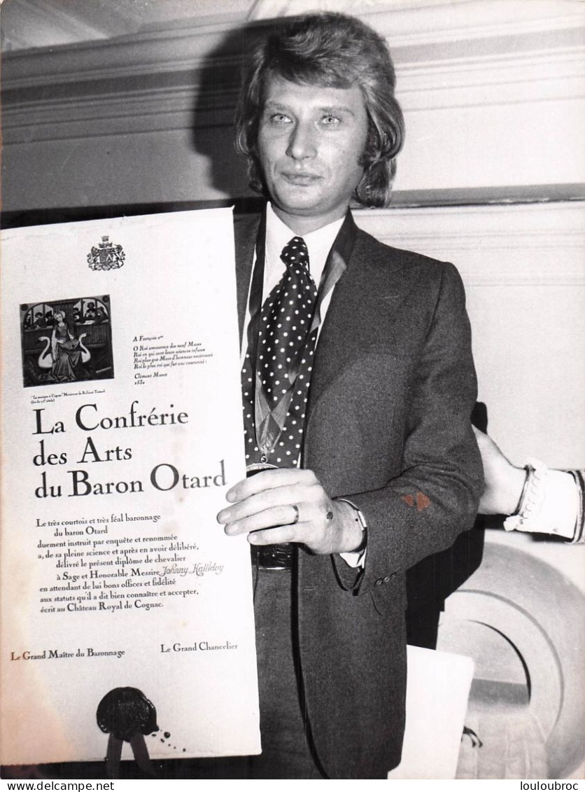 JOHNNY HALLYDAY 1973 INTRONISATION CONFRERIE DES ARTS DU BARON OTARD COGNAC PHOTO DE PRESSE ORIGINALE 24X18CM - Personalidades Famosas