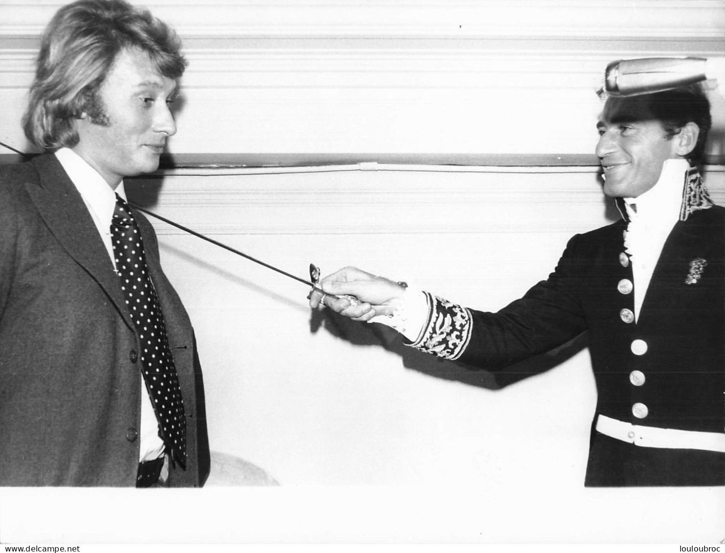 JOHNNY HALLYDAY 1973 CHEVALIER DE LA CONFRERIE DES ARTS DU BARON OTARD COGNAC PHOTO DE PRESSE ORIGINALE 24X18CM - Personalità