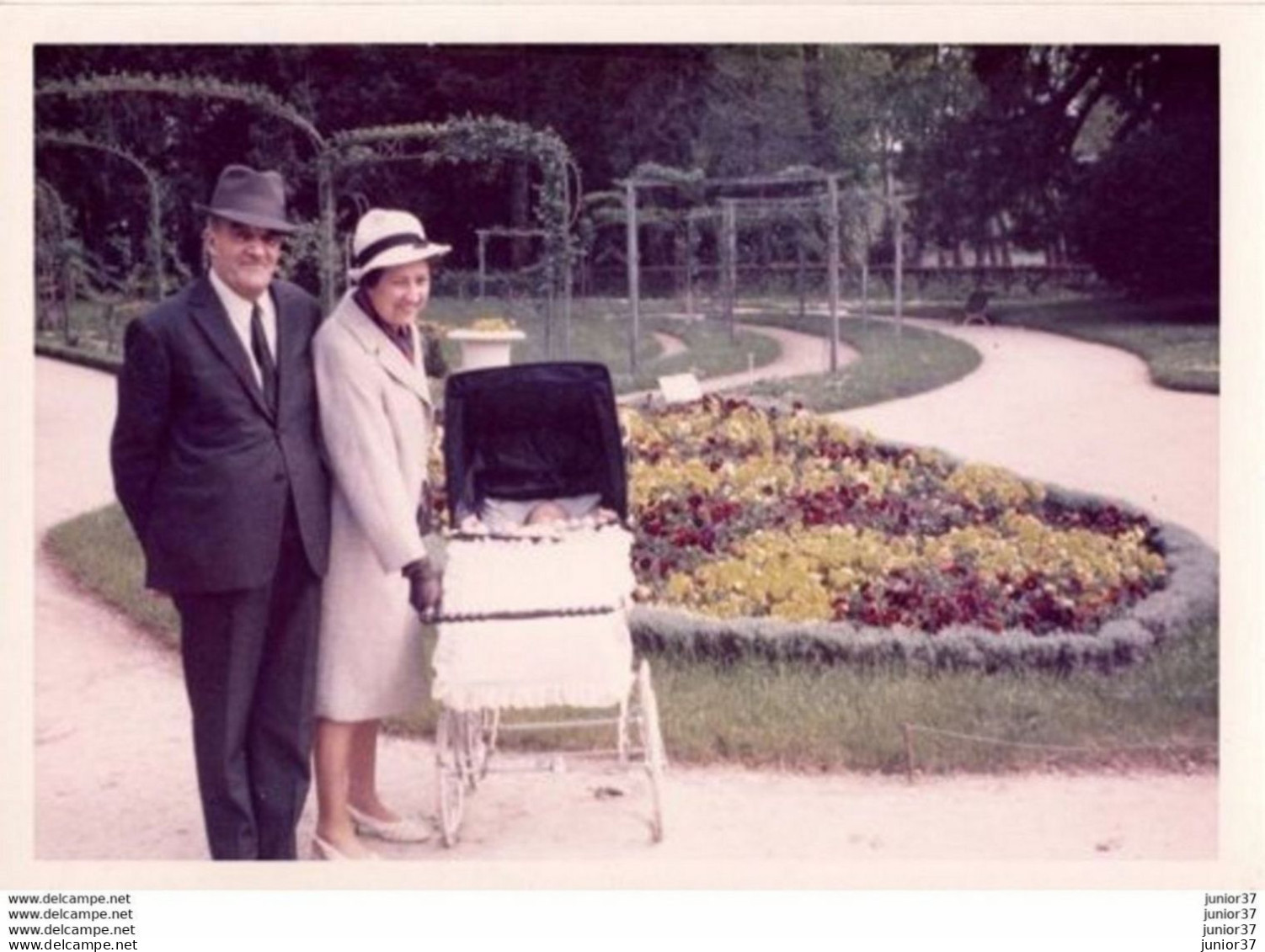 Photo De Papi & Mamie Avec Landau Dans Un Parc En 1969 - Anonieme Personen