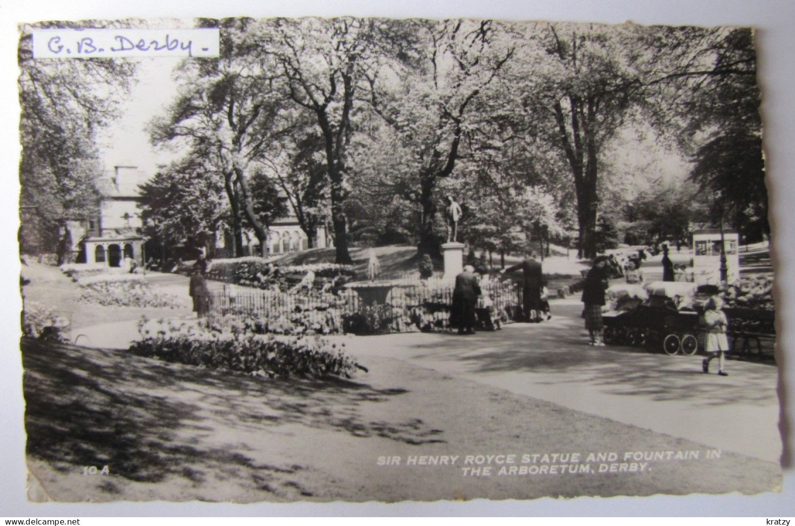 ROYAUME-UNI - ANGLETERRE - DERBYSHIRE - DERBY - Sir Henri Royce Statue Ans Fountain In The Arboretum - 1963 - Derbyshire