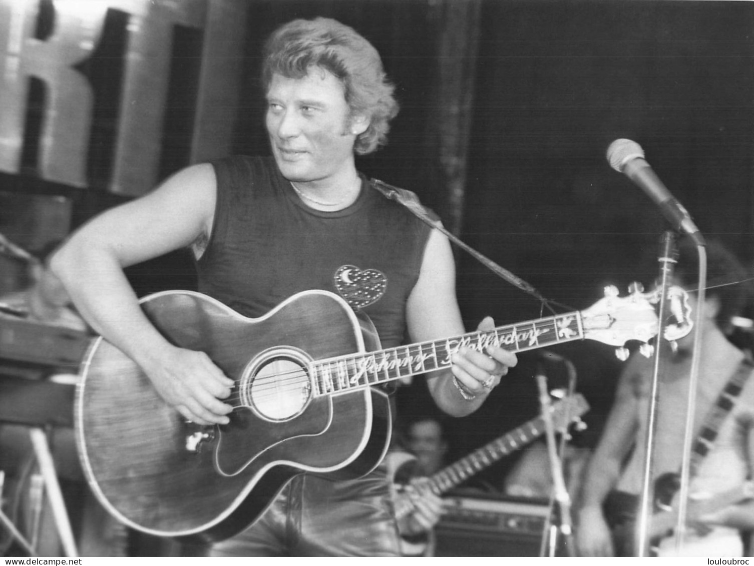 JOHNNY HALLYDAY 1982 AU LIDO POUR LA 1000ème DE LA GRANDE PARADE R.T.L.  PHOTO DE PRESSE  24X18CM - Personalidades Famosas