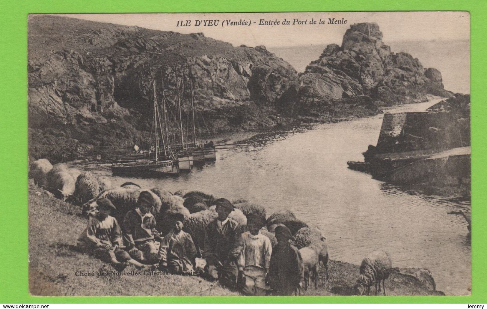 85 - ÎLE D'YEU - ENTRÉE DU PORT DE LA MEULE - ENFANTS GARDANT LES MOUTONS - 1925 - Ile D'Yeu