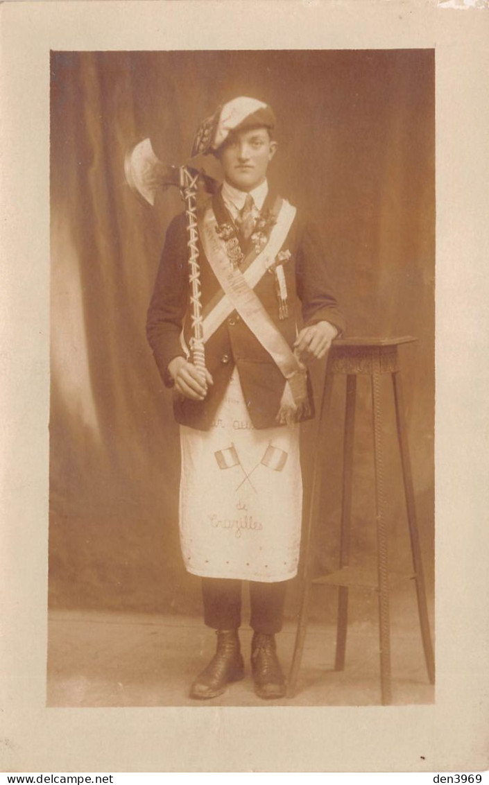 CRUZILLES-les-MEPILLAT (Ain) - Un Conscrit Avec Sa Hache - Guéridon Haut - Carte-Photo - Ohne Zuordnung