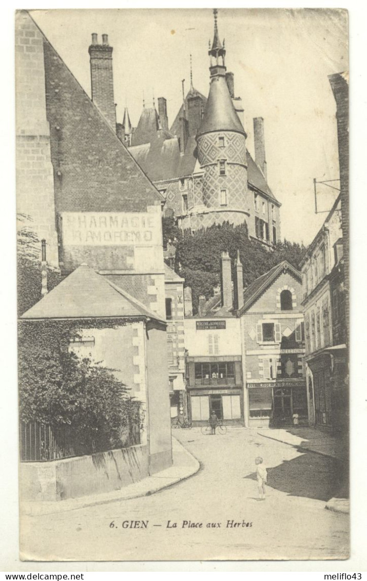 45/ CPA A - Gien - La Place Aux Herbes - Gien