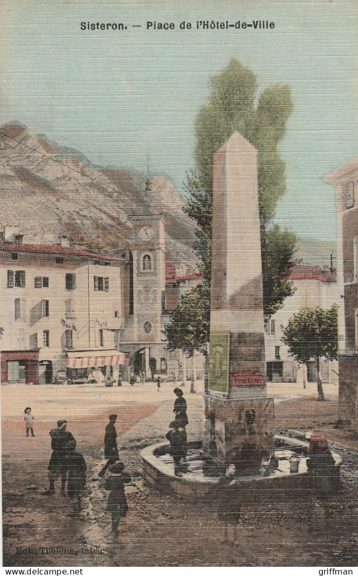 SISTERON PLACE DE L'HOTEL DE VILLE CPA COLORISEE TOILEE TBE - Sisteron