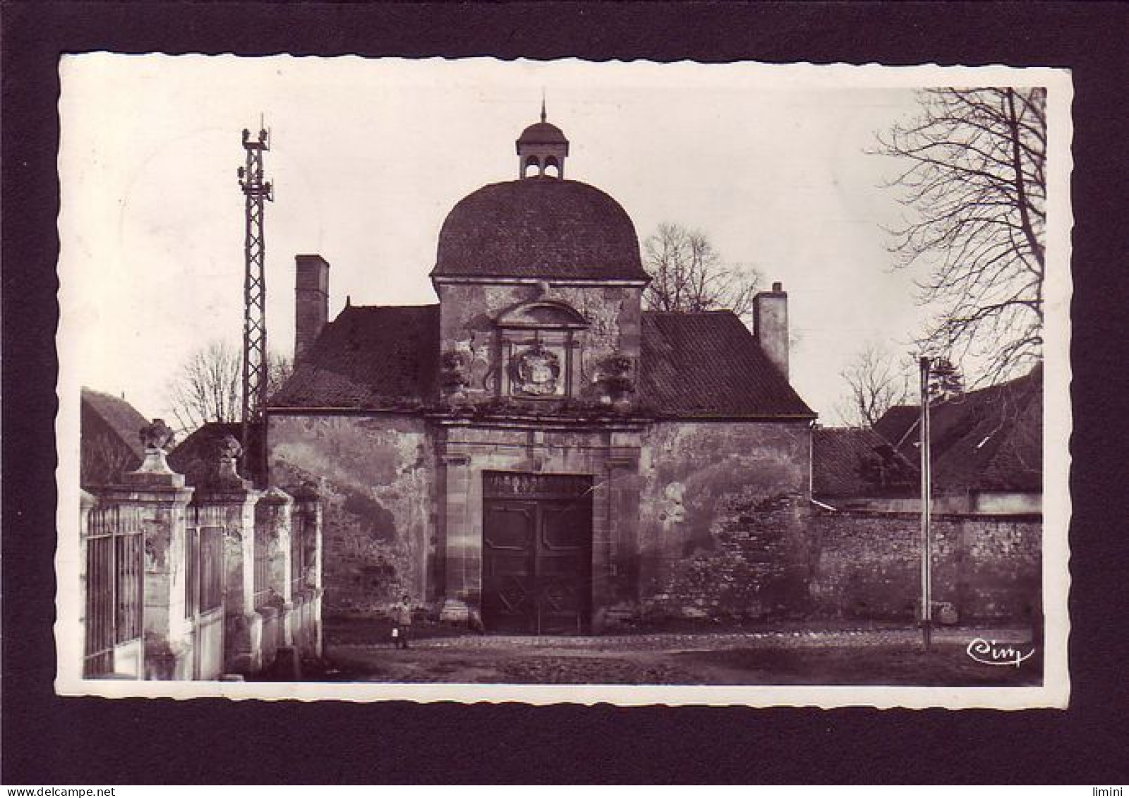 03 - SOUVIGNY - ENTREE DU PRIEURE - ANIMÉE  - Other & Unclassified