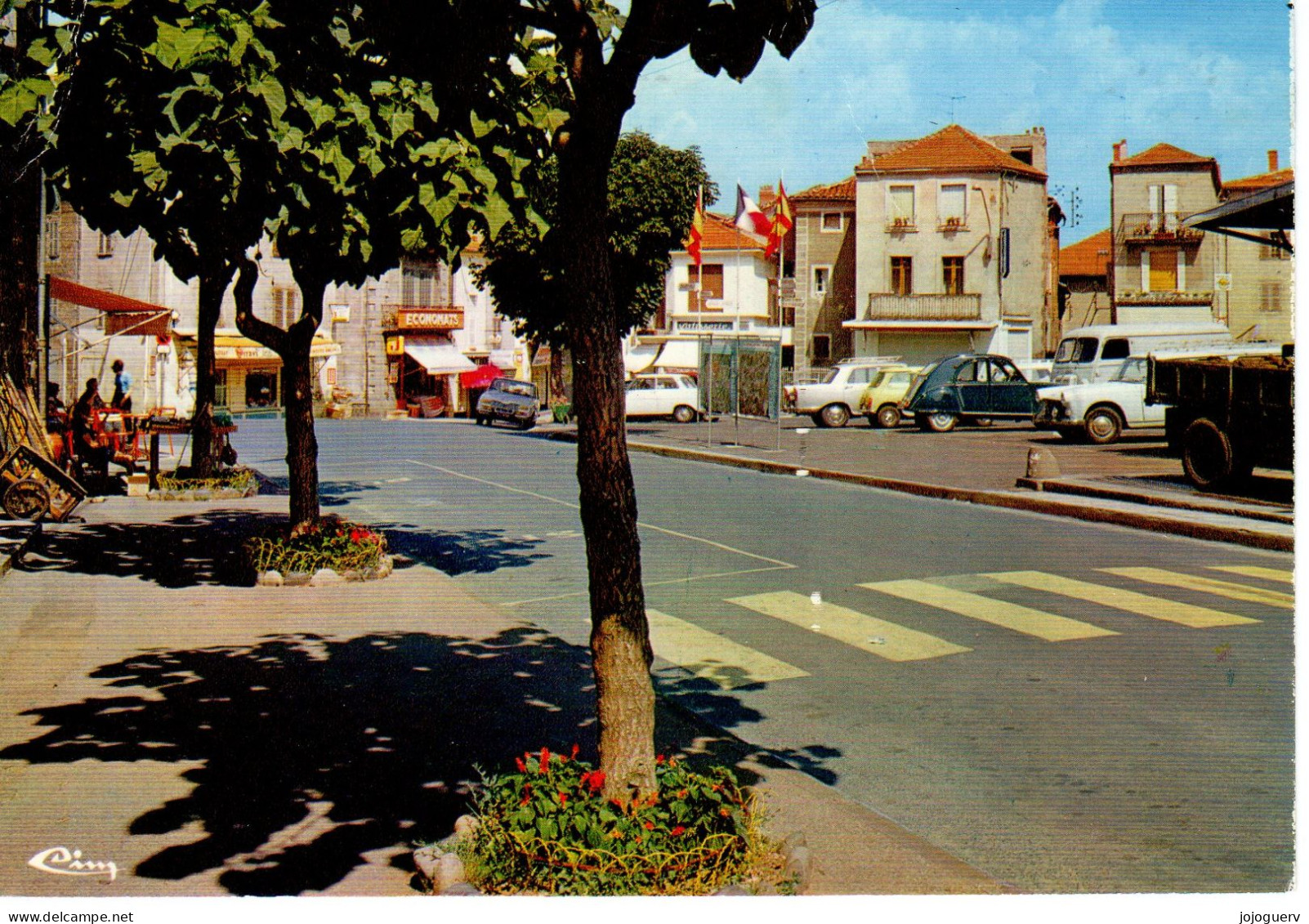 Langeac Place Aristide Briand ( Café , Magasin "Economats" , 2CV , 4L , R16 ...  Camionnette , Timbrée En 1984 - Langeac