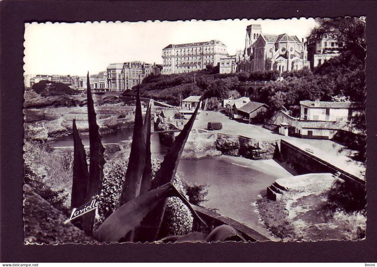 64 - BIARRITZ - LE PORT DES PECHEURS ET L'ÉGLISE SAINTE-EUGENIE - ANIMÉE -  - Biarritz