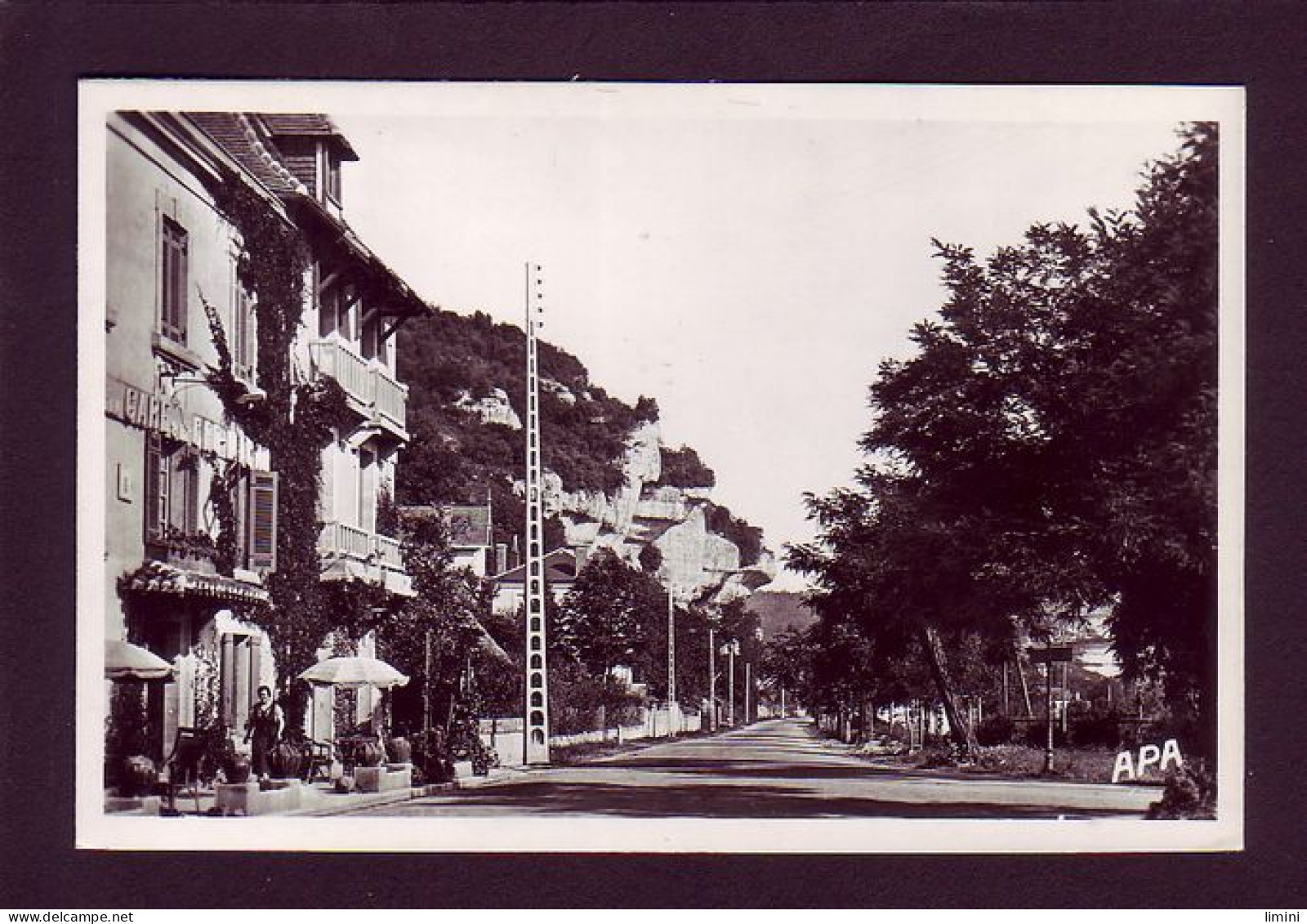 24 - LES EYZIES - HÔTEL DE CRO-MAGNON ET AVENUE DE LA GARE - ANIMÉE -  - Other & Unclassified