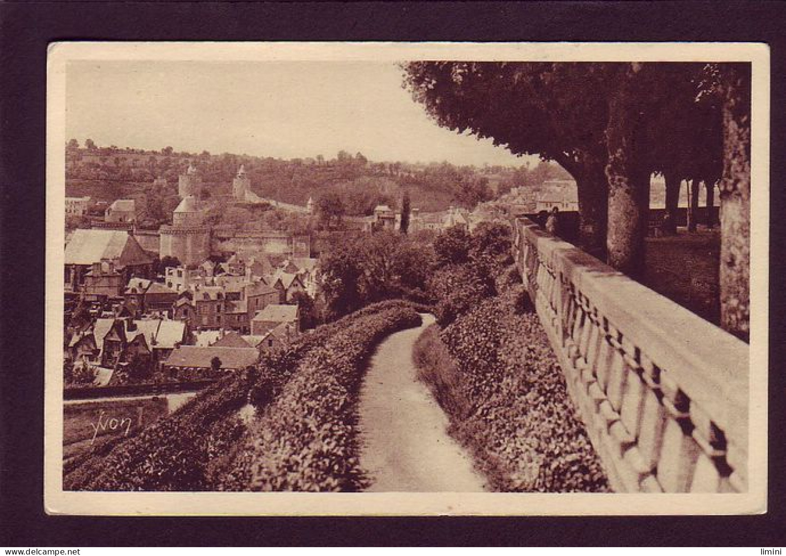 35 - FOUGERES - LA VILLE BASSE VUE DU JARDIN PUBLIC -  - Fougeres