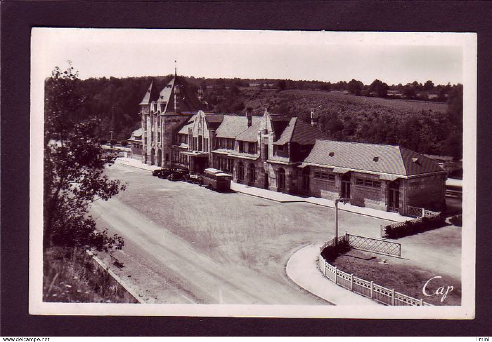 03 - NERIS-les-BAINS - LA GARE - AUTOMOBILE -  - Neris Les Bains